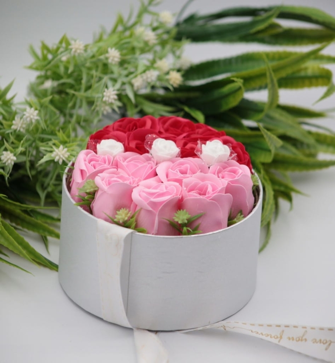 FLOWERBOX KWIATY MYDLANE BUKIET KWIATÓW W PUDEŁKU FLOWER BOX RÓŻE MYDEŁKO