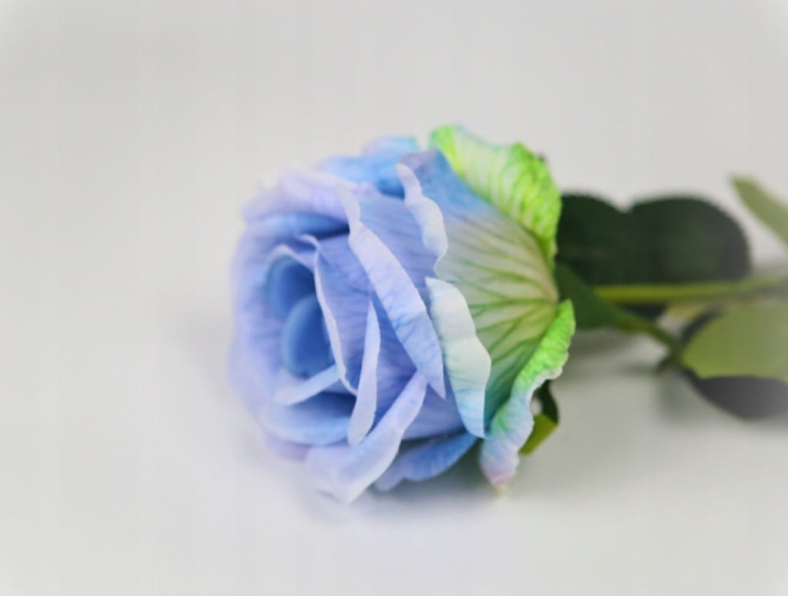 PIĘKNA DEKORACYJNA RÓŻA NIEBIESKA BABY BLUE 70CM DEKORACJ KOMUNIA SALA SALI